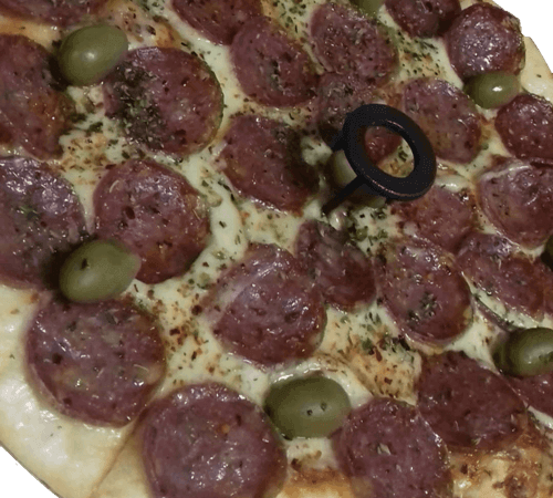 pizza calabresa con aceitunas verdes