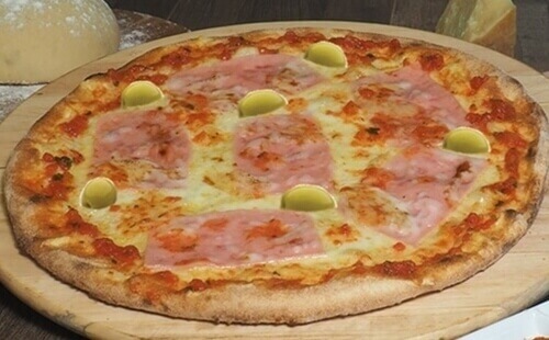 pizza napolitana con jamón y aceitunas
