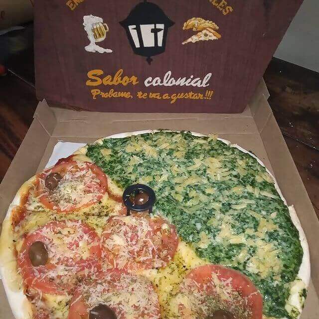 pizzas artesanales a la piedra de mozzarella y tomate mas espinaca