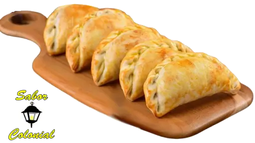 Empanadas artesanales rellenas con mezcla de quesos y cebolla al verdeo, estilo Super Colonial