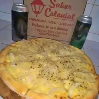 Fugazza artesanal con queso fundido , cebolla y orégano sobre masa esponjosa – Sabor Colonial