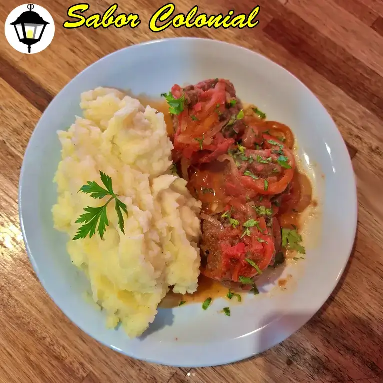 Variedades alimentarias con albóndigas de carne caseras con puré de papas cremoso