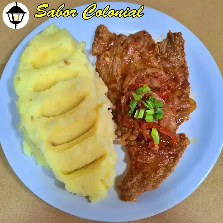 Variedades alimentarias con bifecito a la criolla con puré de papas casero – Sabor Colonial
