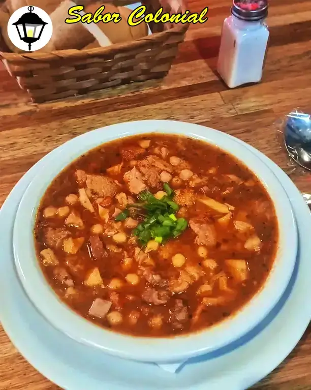 Cazuela de mondongo casera servida en fuente honda con vegetales y salsa. Otro plato típico de las comidas regionales