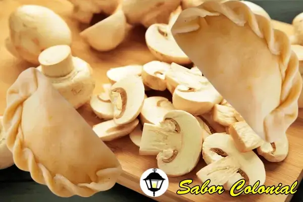 Empanadas rellenas de hongos champiñón salteados con cebolla y especias