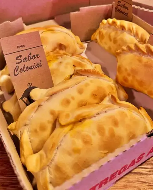 Empanadas rellenas de pollo con queso derretido y condimentos, estilo supresa