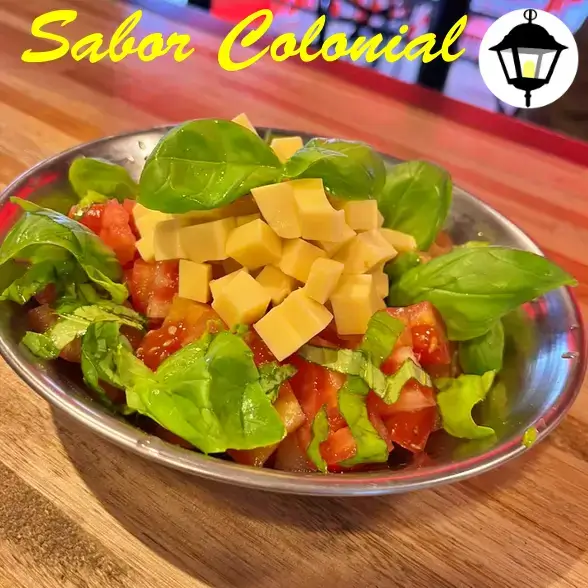 Ensalada capresse con cubos de queso, tomate fresco y hojas de albahaca – Sabor Colonial