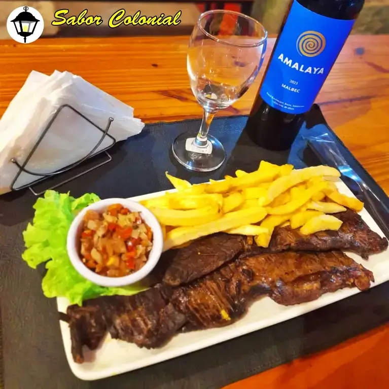 Una de nuestras variedades alimentarias es el guiso de lentejas tiernas, combinados con chorizo colorado, vegetales frescos y especias locales. Cocinado a fuego lento, es el plato ideal para los días frescos. Disponible en delivery y salón.