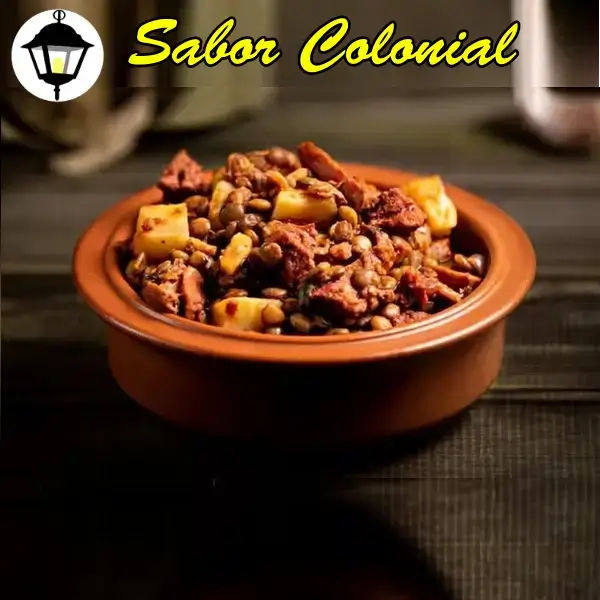 Guiso de lentejas casero con vegetales y chorizo. Típico menú de las comidas regionales