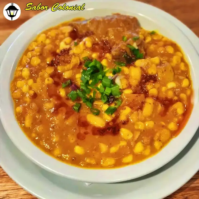 Tradicional plato de locro Argentino servido en cazuela, otro de las variedades alimentarias de Sabor Colonial