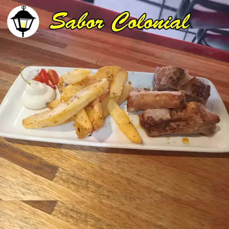 Variedades alimentarias con pechito de cerdo asado con guarnición de papas cuña doradas
