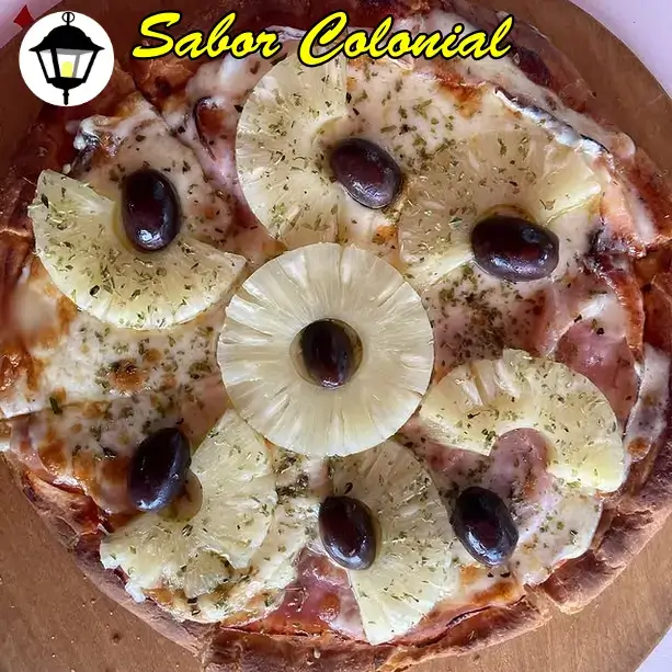 Pizza caribeña con queso mozzarella, salsa de tomate, aceitunas negras y rodajas de ananá