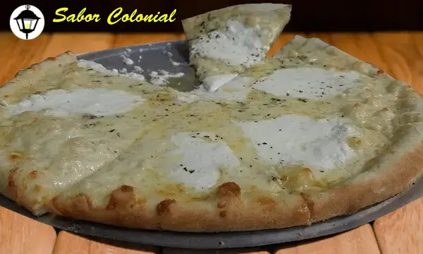 Cuatro quesos con mozzarella, queso azul, provolone y parmesano fundidos