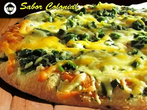 Espinaca con queso mozzarella derretido y base de masa artesanal