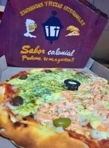 Pizza doble sabor con mozzarella, orégano y aceitunas negras más palmitos con aceitunas verdes – Sabor Colonial