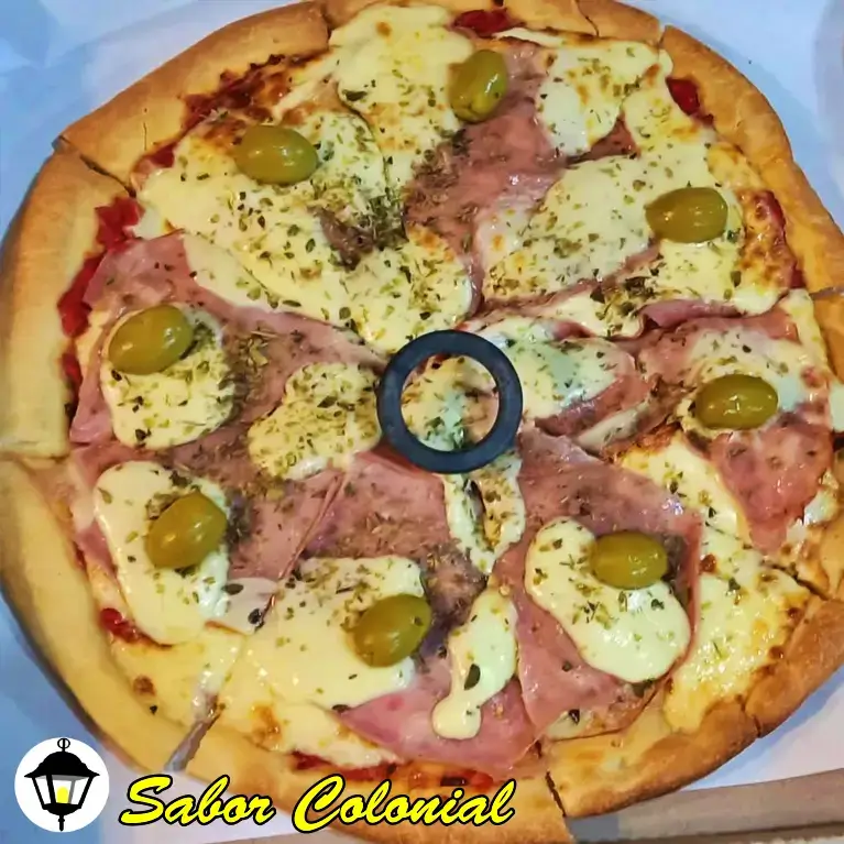 Con queso mozzarella, jamón cocido y aceitunas verdes – Sabor Colonial