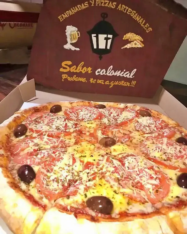 Pizza a la piedra Napolitana con salsa de tomate, queso mozzarella, rodajas de tomate fresco y orégano