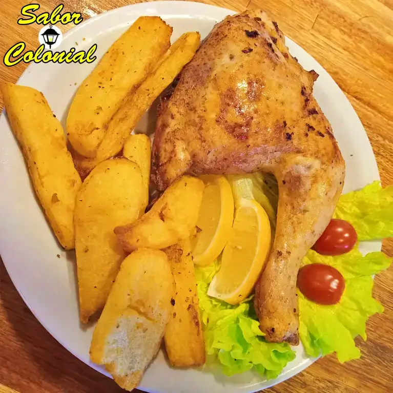 pollo al horno con papas en cuña en las variedades alimentarias de Sabor Colonial
