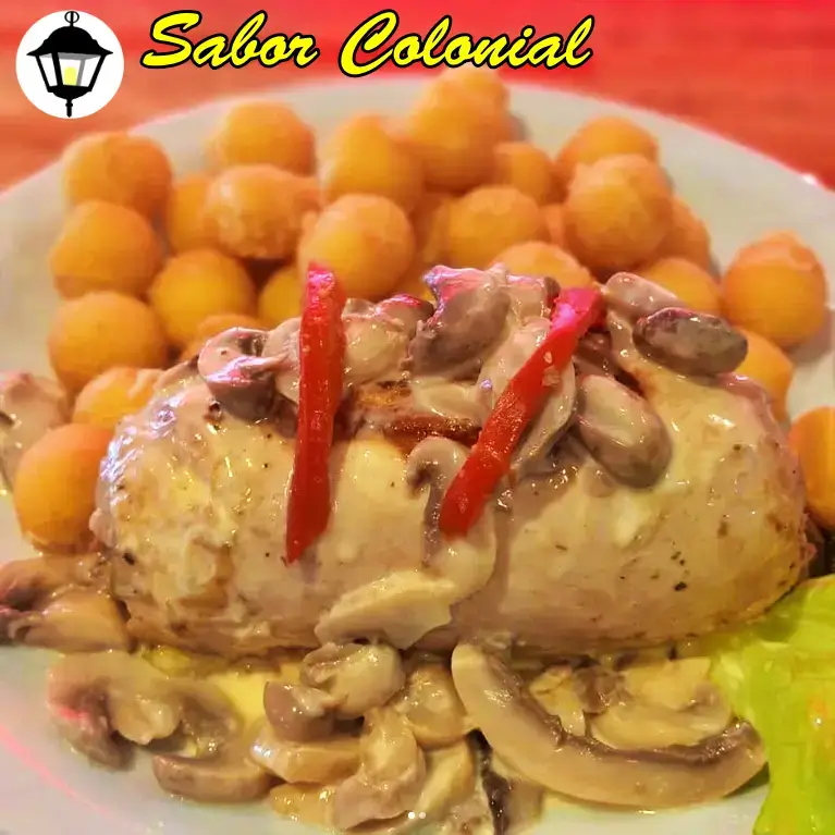 suprema de pollo rellena con verduras y queso mozzarella. Opcional con salsa de hongos champiñón o salsa de verdeo