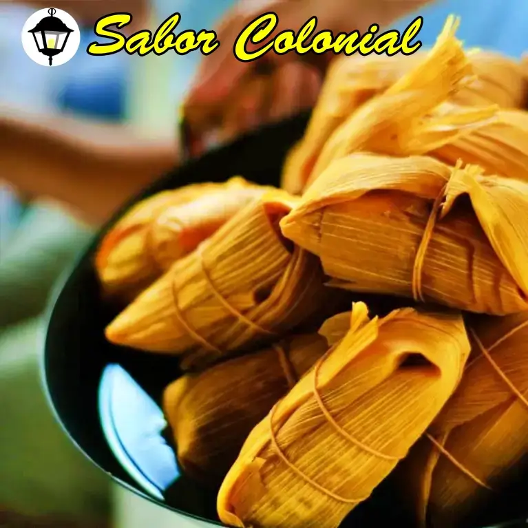 Tamales y humita en chala, platos tradicionales de las comidas regionales, servidos en hojas de maíz