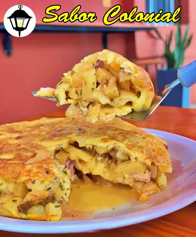 Tortilla de papas dorada y jugosa, uno de los platos más tradicionales y reconfortantes