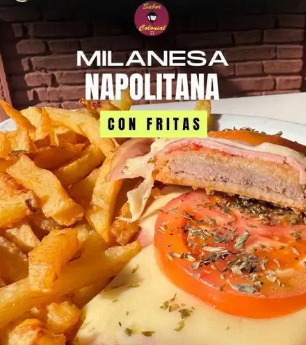 Milanesa napolitana con papas fritas y rodajas de tomate en Sabor Colonial