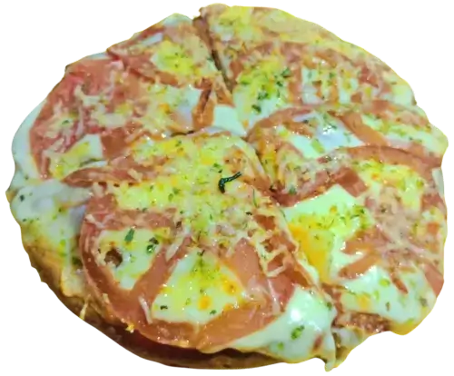 Promos de pizzanesa artesanal con base de pizza y topping de milanesa, servida con ingredientes frescos. Ideal para compartir en el almuerzo de trabajo o en la cena con familiares o amigos.