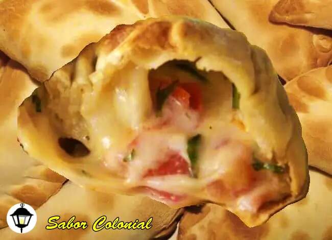 Empanada Caprese artesanal con mozzarella, tomate y albahaca fresca – Sabor Colonial