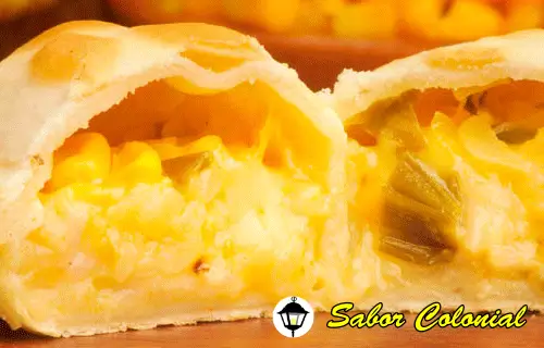 Empanadas vegetarianas rellenas de choclo cremoso y queso, receta tradicional argentina