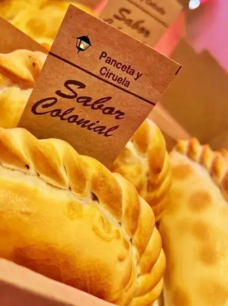 Empanada artesanal de panceta y ciruela con masa casera – Sabor Colonial
