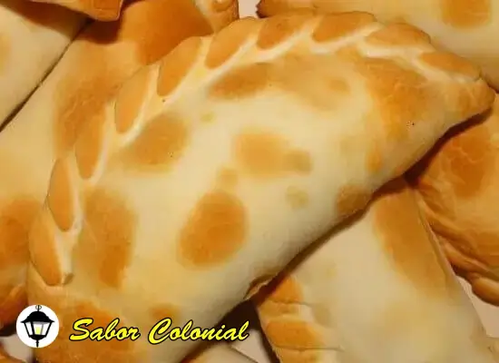 Empanadas especiales Colonial rellena de bondiola de cerdo braseada, con masa casera dorada – Sabor Colonial