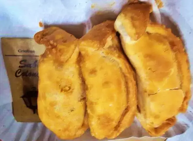 Empanadas criollas argentinas con masa casera dorada y relleno tradicional – Sabor Colonial