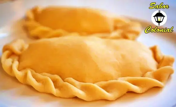 Empanadas de pollo con ciruela, relleno jugoso y masa casera dorada – Sabor Colonial