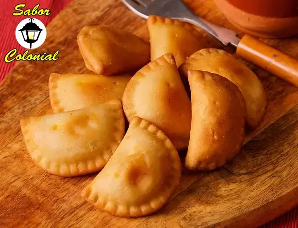 Empanadas de pollo con queso azul, relleno cremoso y masa casera dorada – Sabor Colonial