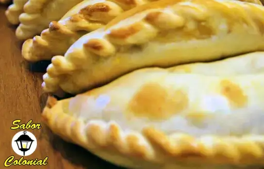 De pollo con queso mozzarella, masa casera dorada y relleno cremoso – Sabor Colonial