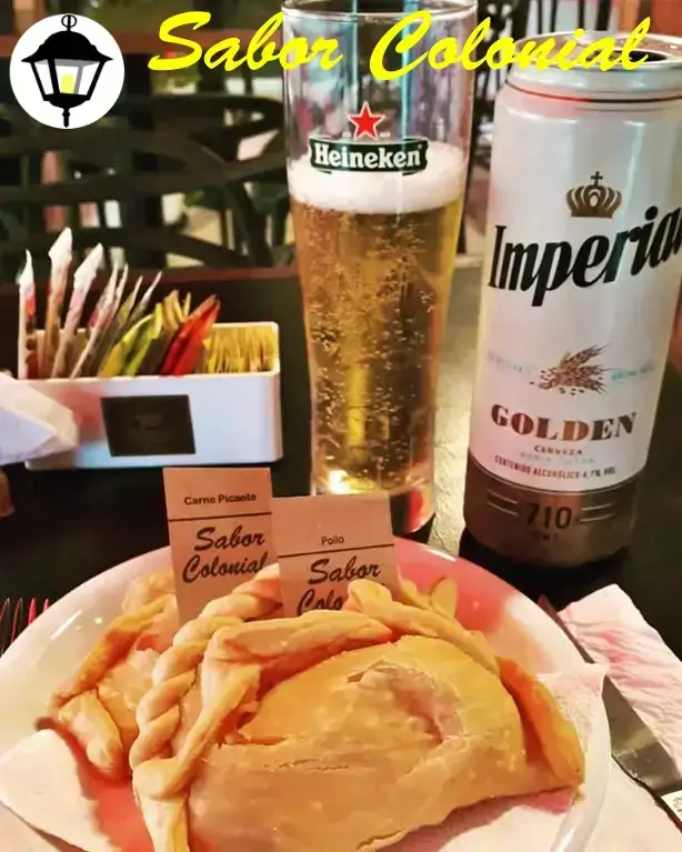 Empanadas artesanales de carne picante, mas de pollo, servidas junto a cervezas Heineken e Imperial Golden