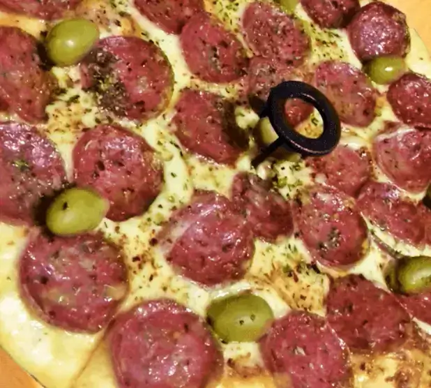 Pizza calabresa a la piedra con longaniza picante, aceitunas verdes y queso mozzarella derretido – Sabor Colonial